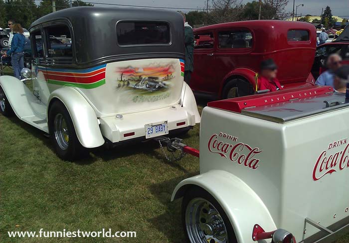 Старинная машина для развоза Coca-Cola