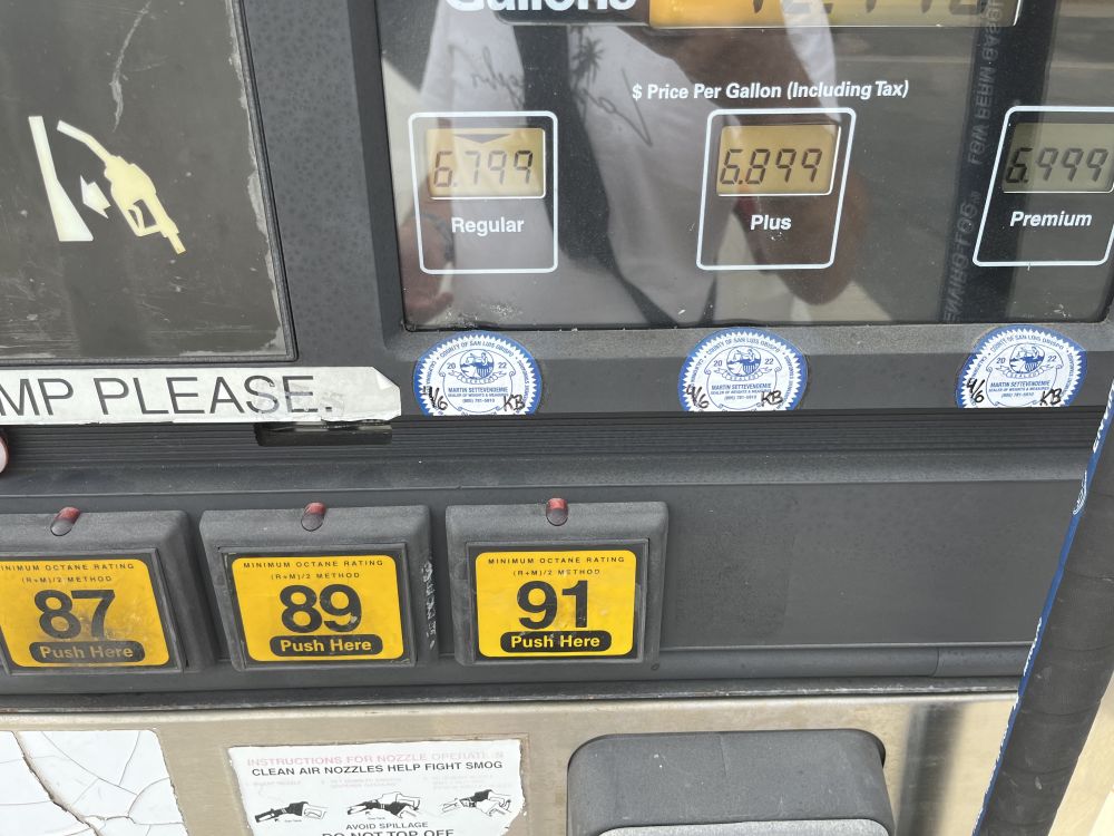 Сколько литр бензина в америке. Бензин в США. США бензин в магазине. Маркировка бензина в США. Цены на бензин.