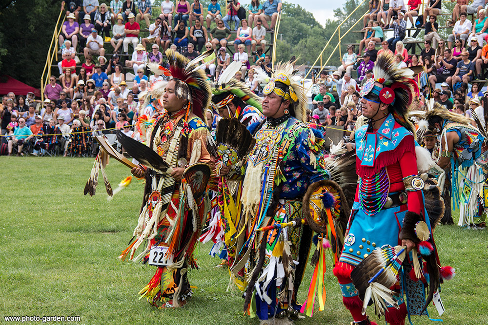 Какие народы коренные в северной америке. Коренные населения Канады. Фестиваль индейцев в Канаде. День коренных жителей Канады. Праздник индейцев.
